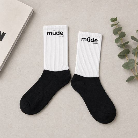 müde. – Statement Socken mit Print XL Joispulse Store Socken