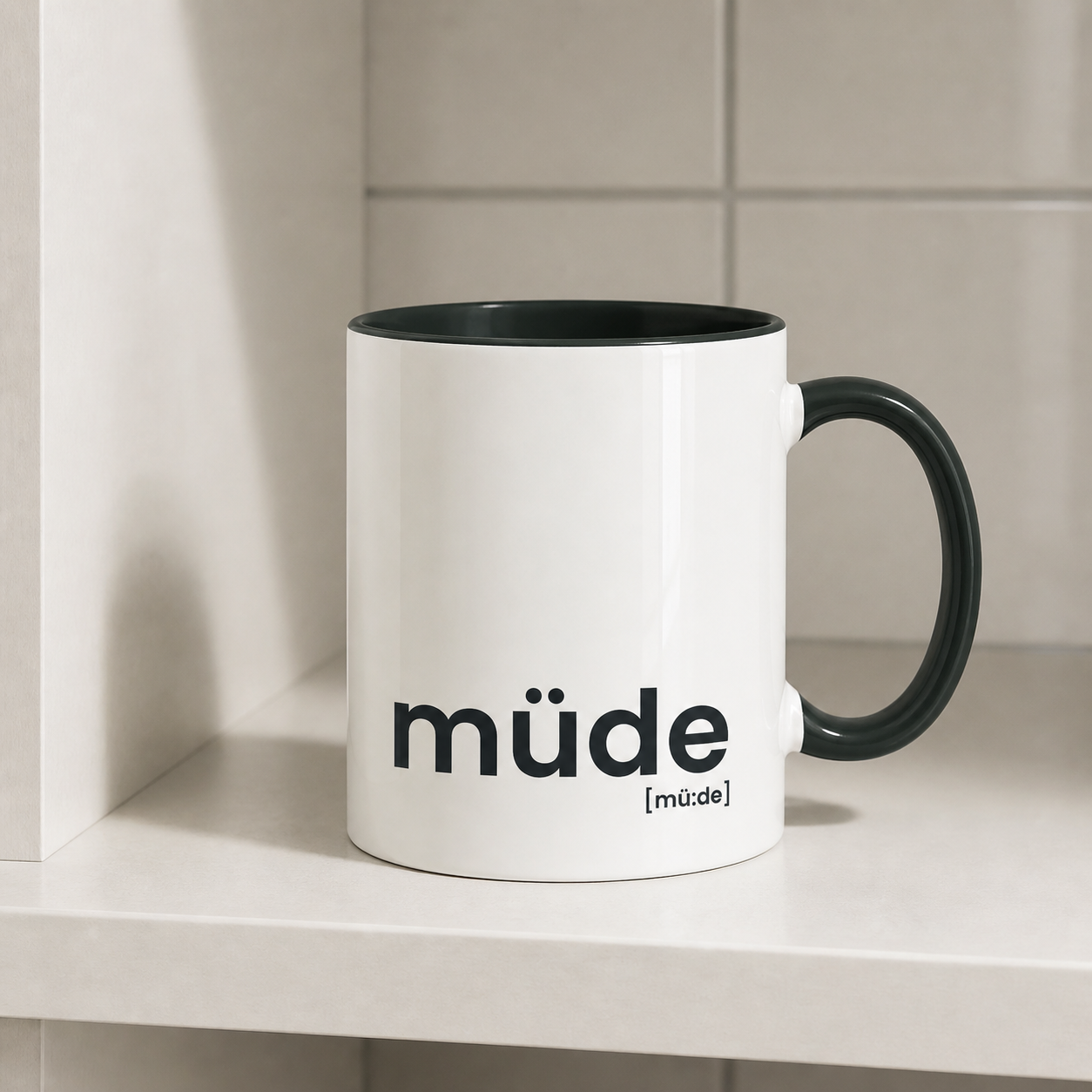 müde. – Zweifarbige Statement-Tasse für ehrliche Morgen Black 330ml Joispulse Store Trinkgefäße