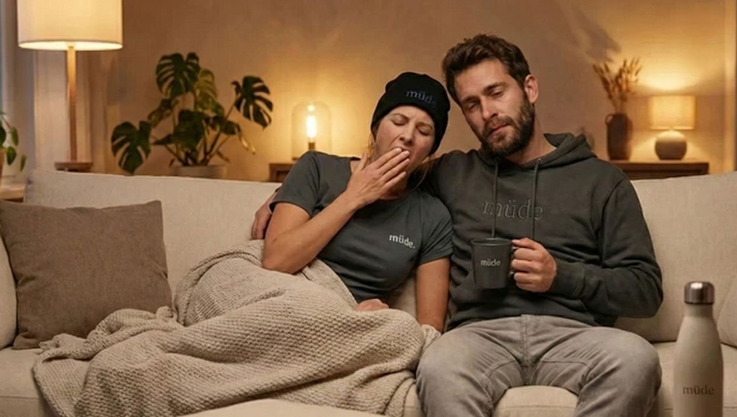 ein müdes Paar auf dem Sofa