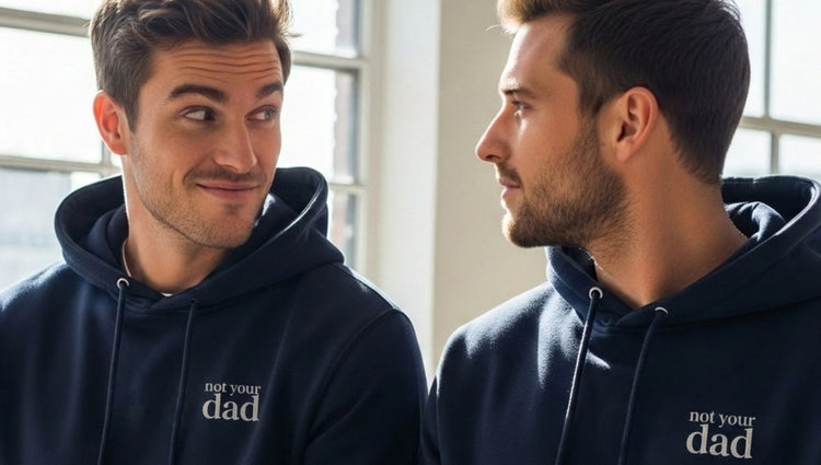 Zwie Männer in coolem Fabriksetting die lässig dastehen