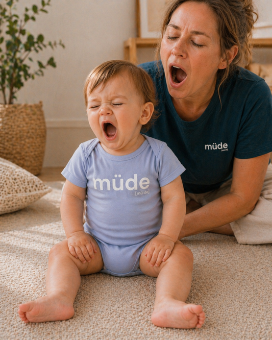 müde. – Bio Baby Body mit Mini-Statement Joispulse Store Kids & Babys