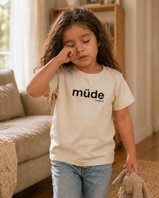 müde. – Bio Kinder T-Shirt mit ehrlichem Statement Joispulse Store Kids & Babys
