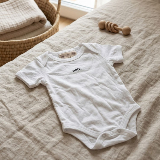 Bild eines Baby Bodies mit dem Statement nett aufgedruckt