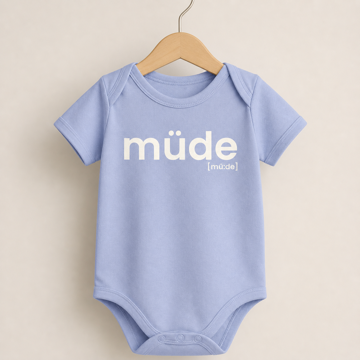 müde. – Bio Baby Body mit Mini-Statement Dusty Blue Joispulse Store Kids & Babys