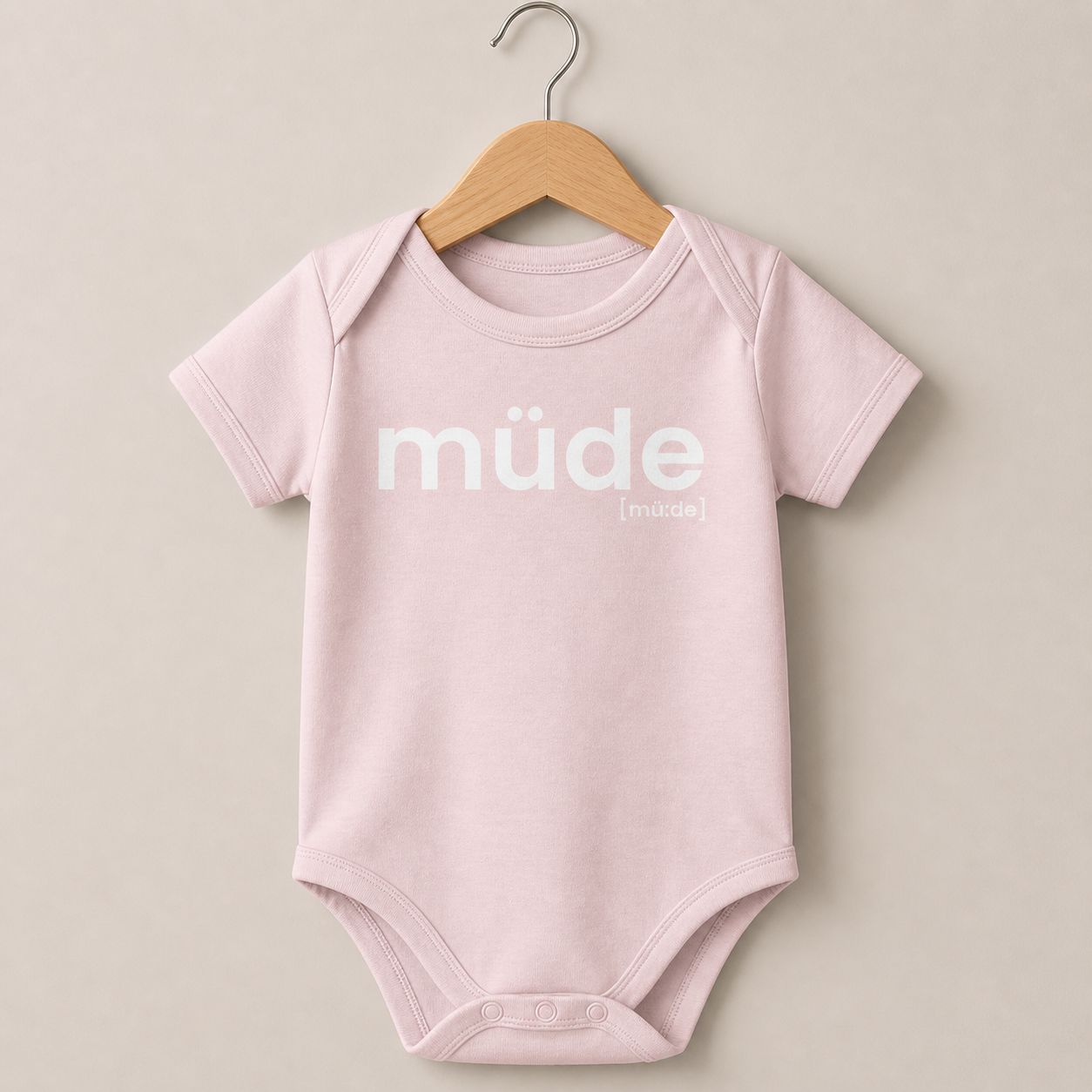 müde. – Bio Baby Body mit Mini-Statement Powder Pink Joispulse Store Kids & Babys