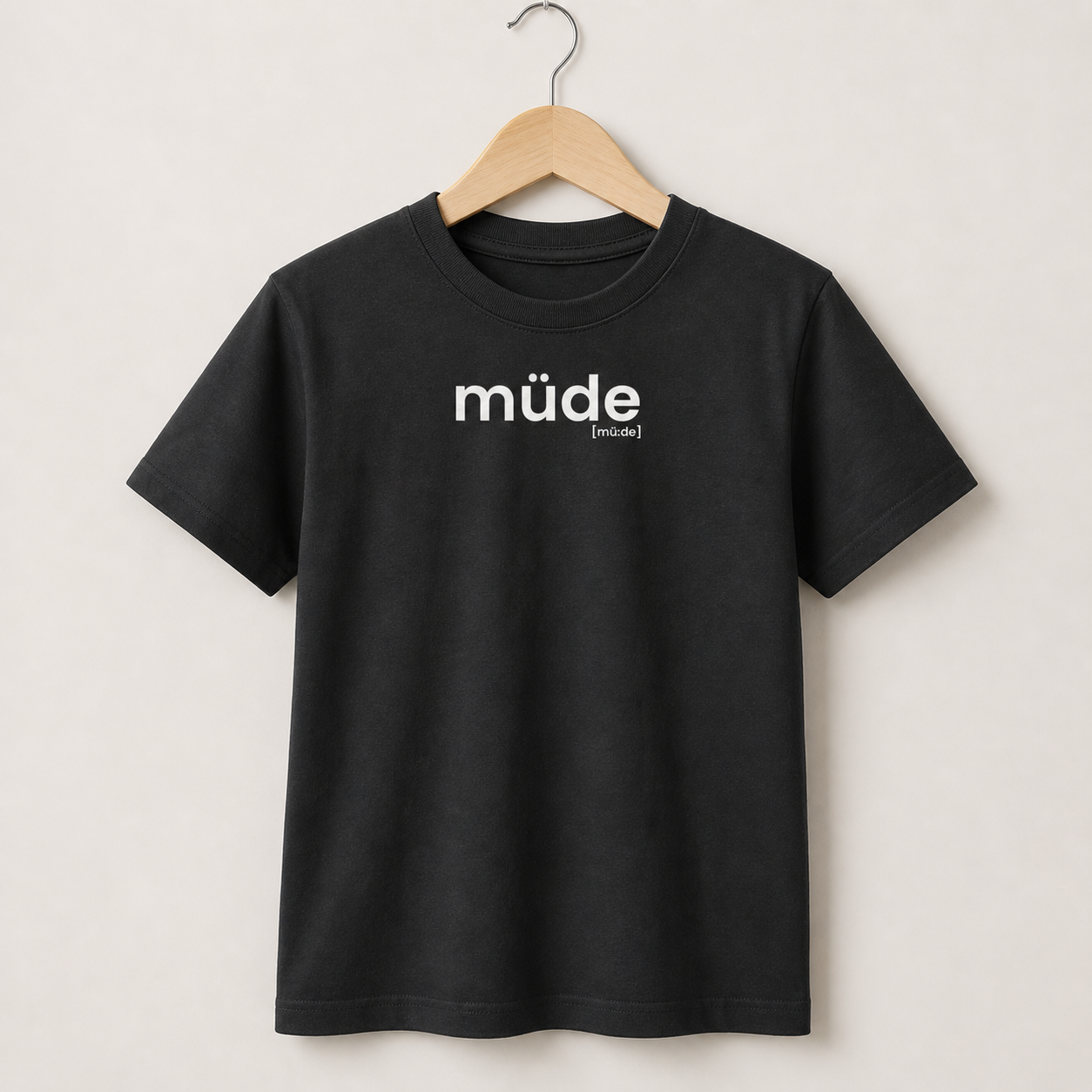 müde. – Bio Kinder T-Shirt mit ehrlichem Statement Black Joispulse Store Kids & Babys