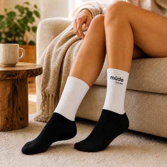 müde. – Statement Socken mit Print Joispulse Store Socken
