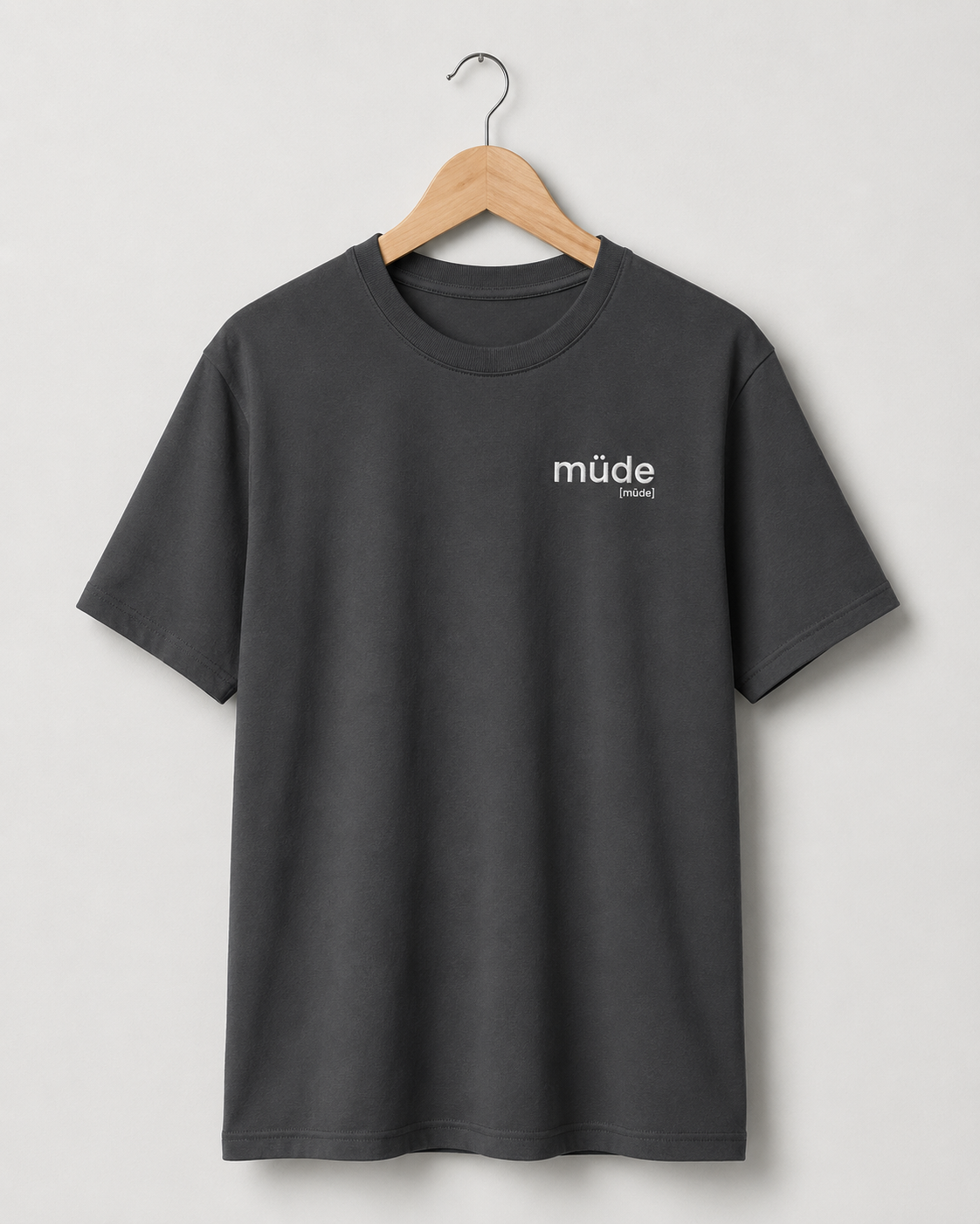 müde. – Bio T-Shirt mit ehrlichem Statement Anthracite Joispulse Store Unisex-Shirts