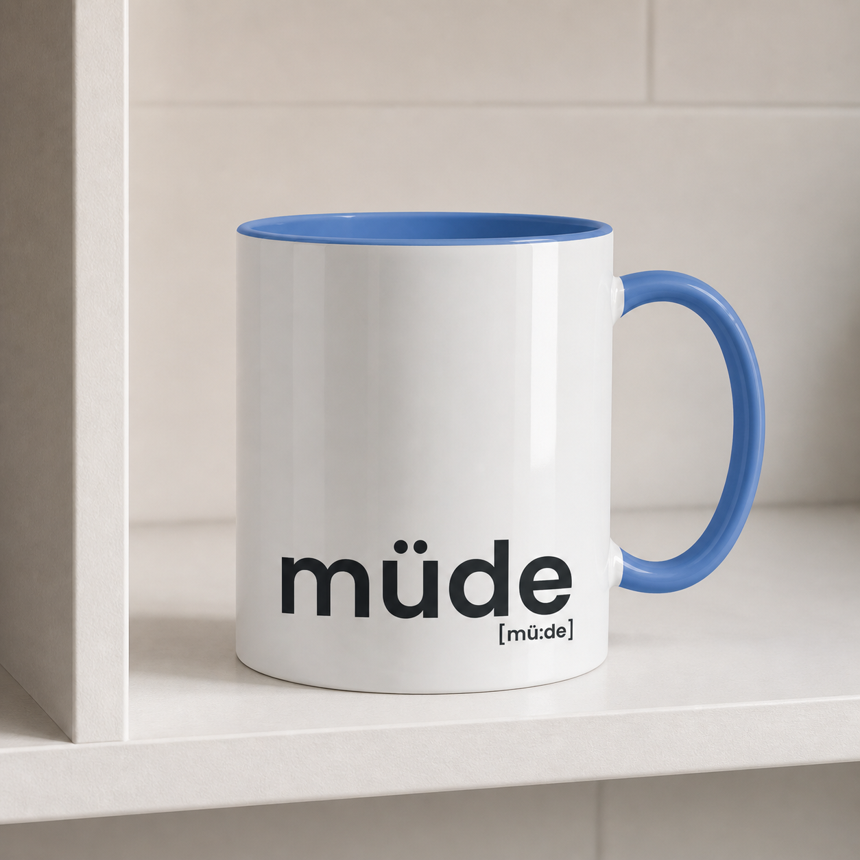 müde. – Zweifarbige Statement-Tasse für ehrliche Morgen Cambridge Blue 330ml Joispulse Store Trinkgefäße