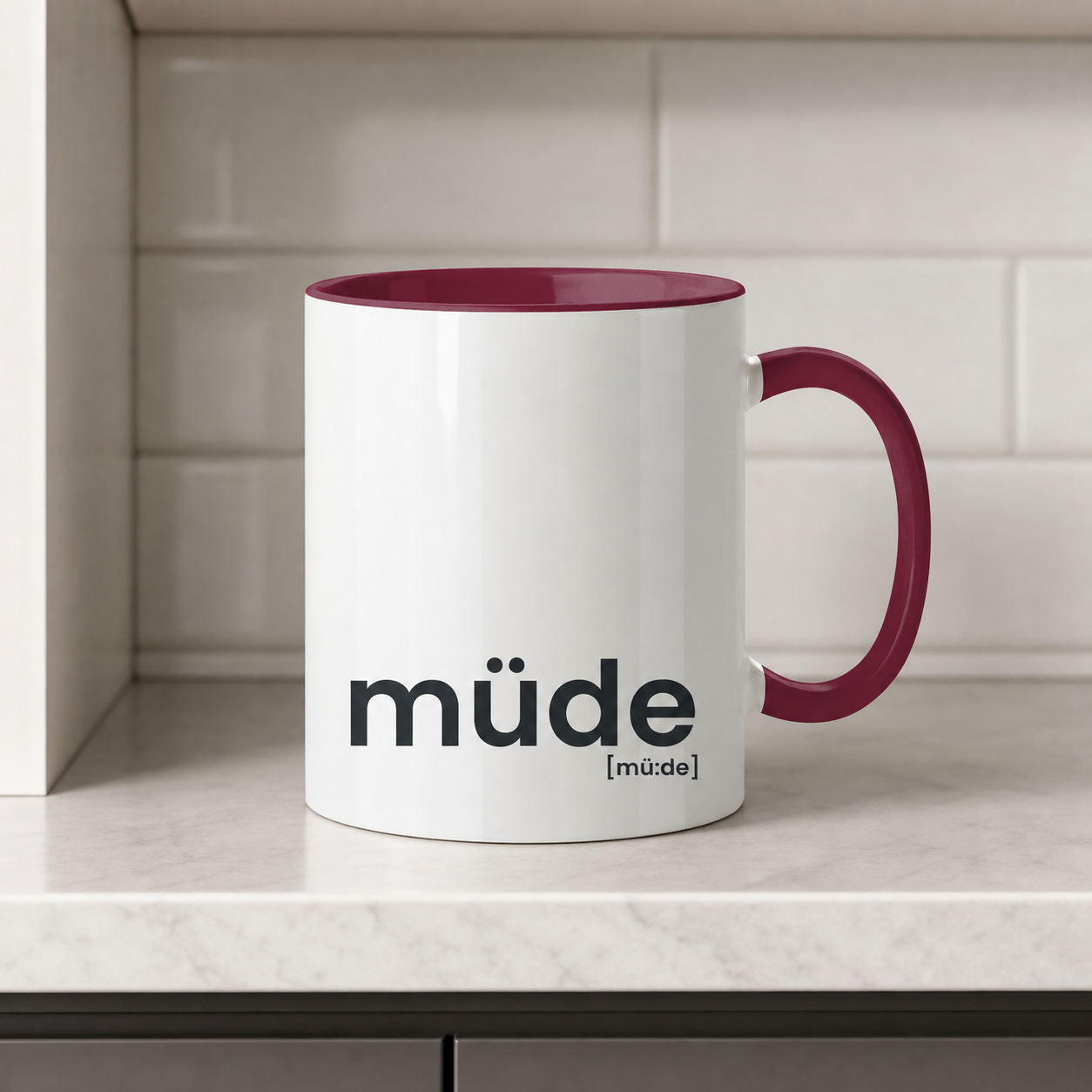 müde. – Zweifarbige Statement-Tasse für ehrliche Morgen Bordeaux 330ml Joispulse Store Trinkgefäße