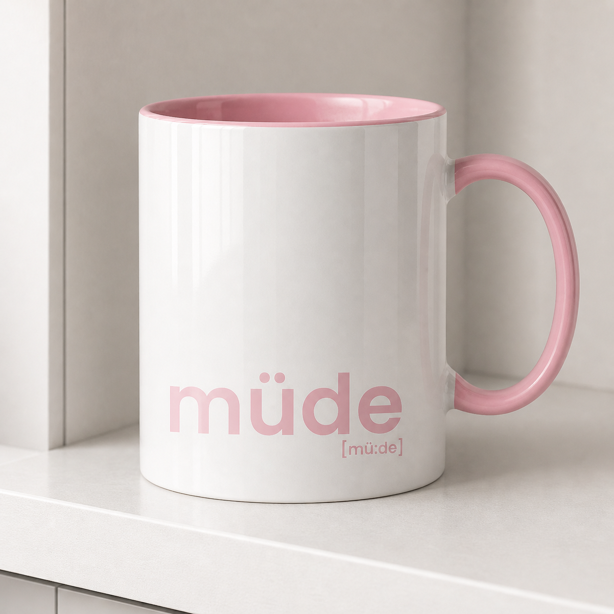 müde. – Zweifarbige Statement-Tasse für ehrliche Morgen Altrosa 330ml Joispulse Store Trinkgefäße