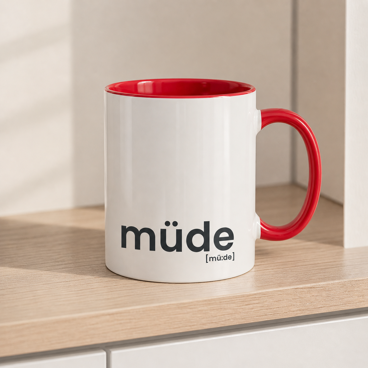 müde. – Zweifarbige Statement-Tasse für ehrliche Morgen Rot 330ml Joispulse Store Trinkgefäße