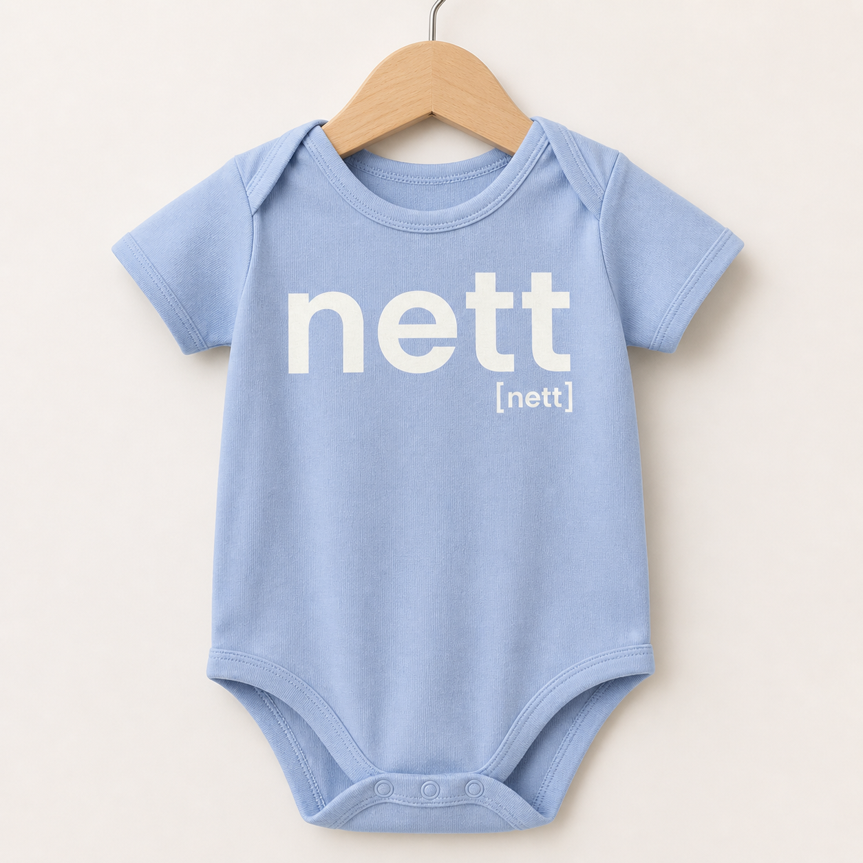 nett. – Bio Baby Body mit Mini-Statement Dusty Blue Joispulse Store Kids & Babys