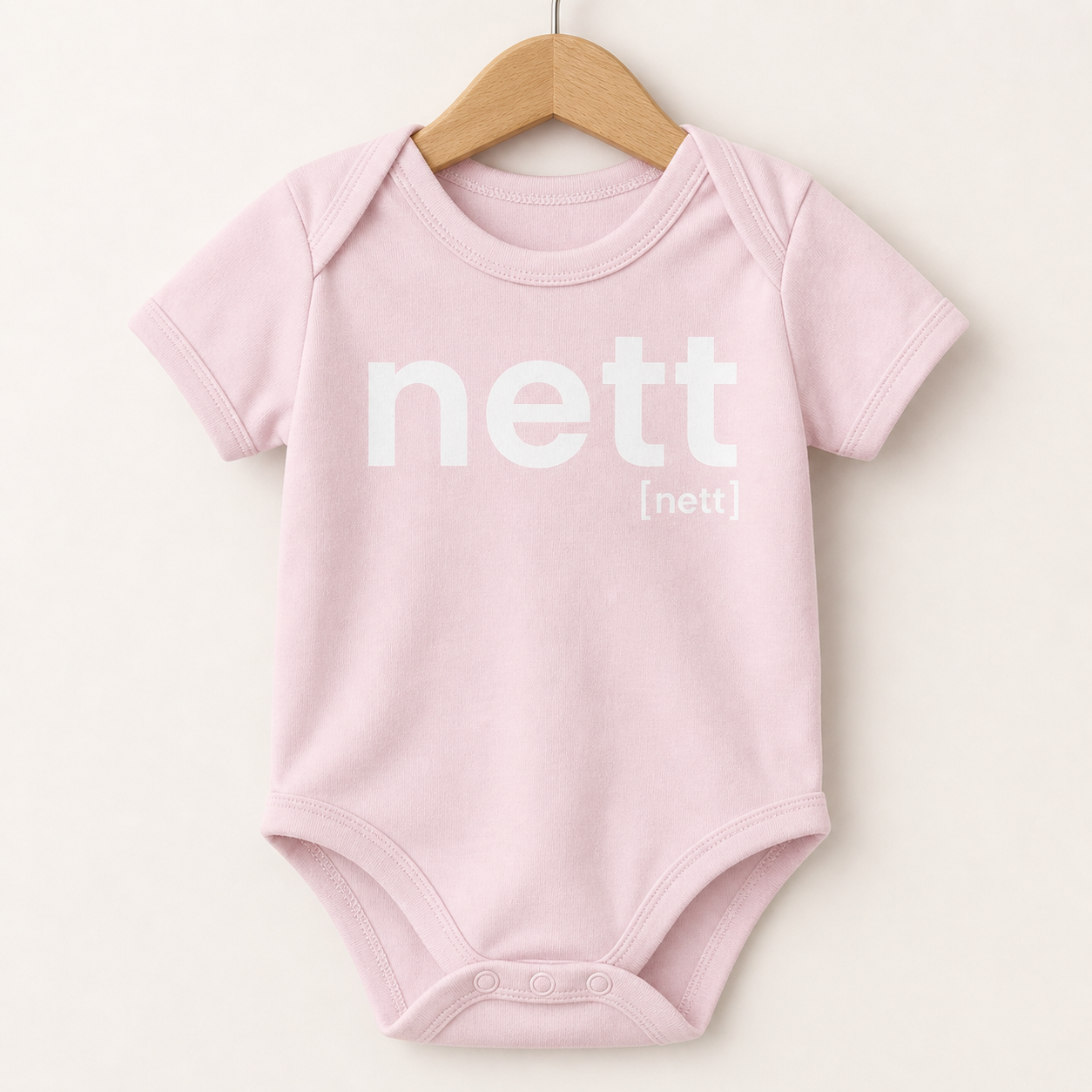 nett. – Bio Baby Body mit Mini-Statement Powder Pink Joispulse Store Kids & Babys